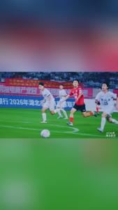 4 月 18 日，神农架对阵黄冈，6 万人口对阵 600 万人口，精神半分不让！0:6 的比分有人说悬殊，我们却说精神最可贵。神农架用奔跑证明：热爱不分大小，拼搏自带光芒。4 月 25 日，咸宁坐镇崇阳主场，迎接远道而来的“十七弟”！对足球，我们满场热情；对兄弟，我们珍惜友谊。
楚超赛场，热血继续，全力以赴，值得期待！