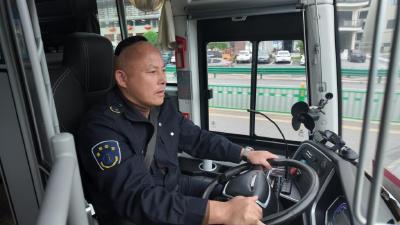晨光赴岗，暮色归程！“五一”假期，公交线上的坚守者