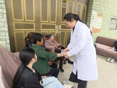 崇阳县铜钟乡：走村入户送健康   空巢老人有“医”靠