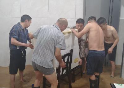 崇阳县天城镇：暴雨来袭   镇村干部通宵排涝保民生