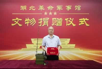 一级战斗英雄丁化国，将一部电台捐赠给湖北革命军事馆