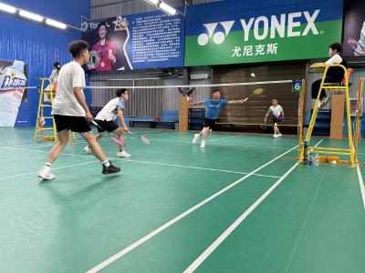 崇阳县举行首届“五一劳动杯”羽毛球邀请赛