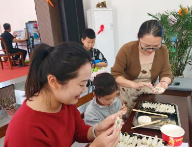 崇阳县白霓镇“爱心爸妈”牵手萌娃  守护童心