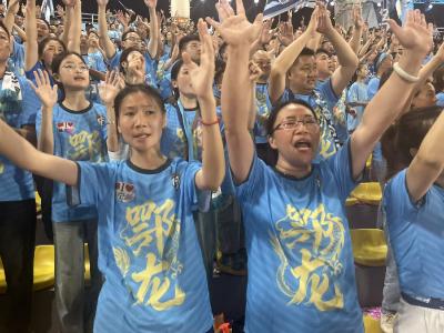 抗癌妈妈圆梦“楚超”，有一种幸福叫“陪女儿看球”
