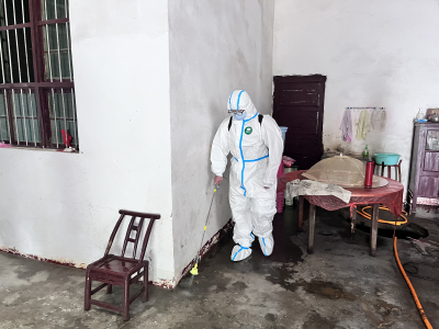 崇阳县桂花泉镇：暴雨过后忙消杀   筑牢健康防护墙