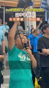 0:3时他哭了，1:0时他还在——咸宁小球迷无论输赢  一直追随
