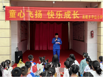 情系山村学子 以爱浇灌成长