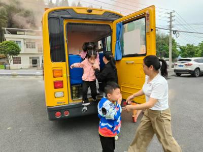 智慧校车进校园：萌娃学消防  校车变“课堂”