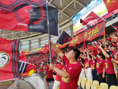 不止呐喊！崇阳球迷定格赛场最美温情