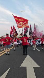 有朋自远方来，不亦乐乎！楚超咸宁主场迎来500余名十堰武当远征球迷，跨山水赴绿茵之约，以足球会荆楚挚友 ！