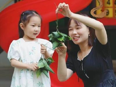 海报丨风吹艾草粽飘香 ——龙舟声里遇见端午