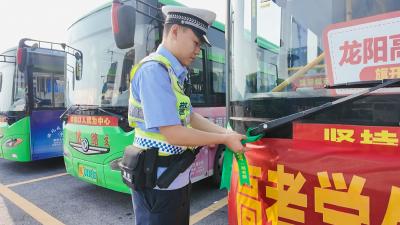 “绿丝带”爱心护考，崇阳交警在行动！