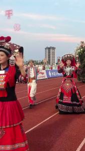 千年瑶韵燃动绿茵赛场，瑶妹款款出场，体育激情与乡土人文完美碰撞。