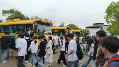 为梦护航 平安赴考｜崇阳县智慧校车公司暖心护航中考学子赶考路