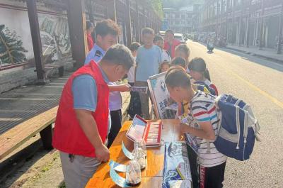 崇阳县高枧乡摆摊送知识   禁毒反诈防溺水齐发力