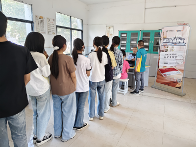 崇阳县高枧乡：“办证窗口”搬进校园里