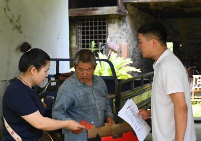 咸宁市民政局联合爱心团队开展慈善捐赠和走访慰问活动