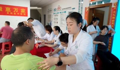 崇阳县中医院：中医惠民进企业   健康护航暖匠心