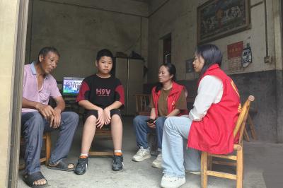 崇阳县高枧乡：暖心走访护成长  严防溺水不松懈