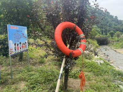 守护平安暑期！崇阳县桂花泉镇水域边多了这些“保命神器”