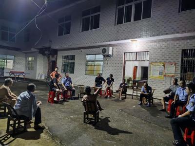 崇阳县桂花泉镇：以“湾子夜话”为载体 筑牢防汛防台风安全防线