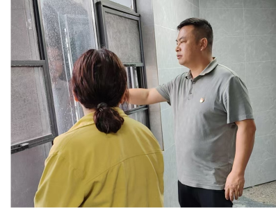 佳安物业党员巡查队：亮身份解民忧  党徽闪耀楼宇间