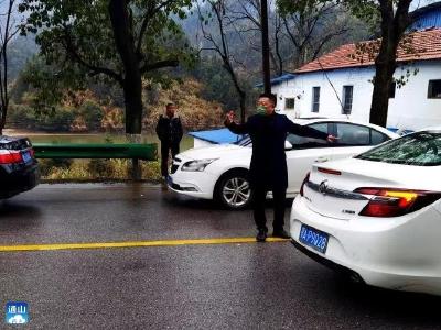 刘子恒下乡途中疏导交通