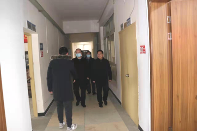 县领导慰问青年教师