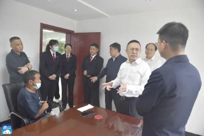 咸宁中院院长李文锋一行到通山法院调研指导一站式建设工作