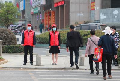 V视丨陈洪豪刘子恒同党员志愿者一道参与交通文明劝导志愿服务活动