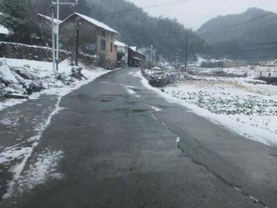 厦铺镇：群众扫雪 干部撒盐 共同缔造厦铺道路安全