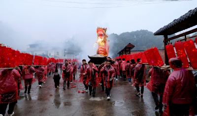 长江云——【新春走基层⑰】通山江源村：“板凳龙”迎新春