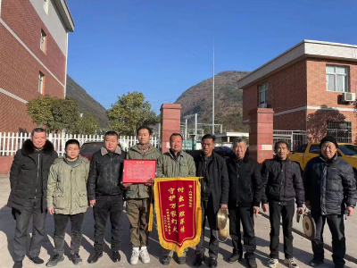 通山：除夕夜电力人冒雨抢修故障  村民自发送锦旗感谢护电情