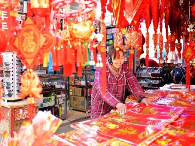 【新春走基层⑨】图文丨买春联 过“福”年 通山大街小巷红红火火迎新春