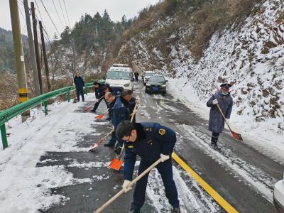 【新春走基层⑥】V视丨通山：迎风战雪护坦途，清雪除冰保畅通