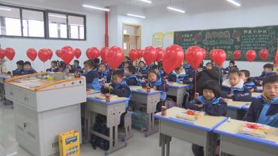 V视丨开学第一天：迎宾路小学花式迎接学生返校