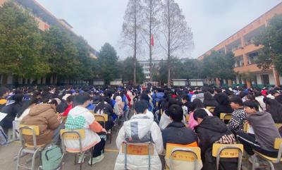 杨芳中学举行春季开学典礼暨表彰大会