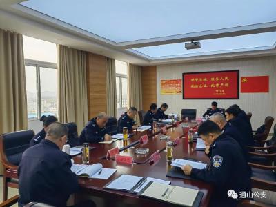 县公安局党委理论学习中心组传达学习全国两会精神