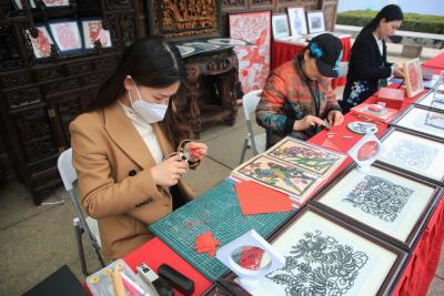 新闻特写：特色农产品齐聚山城  150户商家邀你来赶大集  