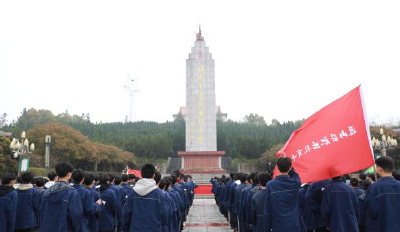 县职教中心：开展清明节祭扫烈士陵园活动