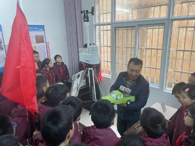 气象日将至 小学生走进气象局探寻气象奥秘  