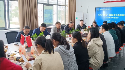 县实验高中：召开青年教师座谈会