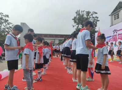 大畈镇板桥小学：举行庆“六一”儿童节文艺汇演暨新队员入队仪式