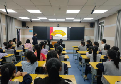 大畈镇板桥小学：举行女生青春期心理健康教育讲座