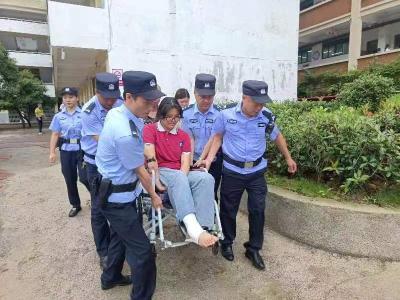 中考第一天，通山：民警抬着腿部受伤的学生参加考试