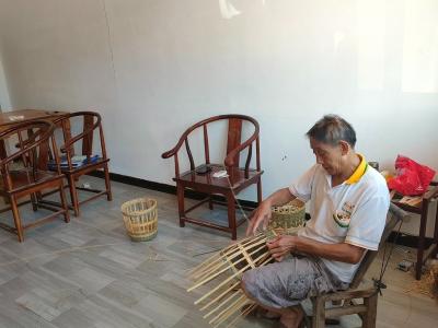 县领导赴九宫山镇调研竹制品加工和中药材种植情况 