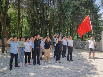 通山县档案馆全体党员干部赴冷水坪开展革命传统教育