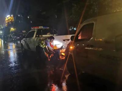 暴雨来袭车辆被困！通山：警察蜀黍 “警”急救援！
