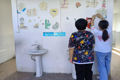 洪港镇团委联合湖北科技学院星火支教团队开展“厕所革命进乡小，构建文明和谐校园”