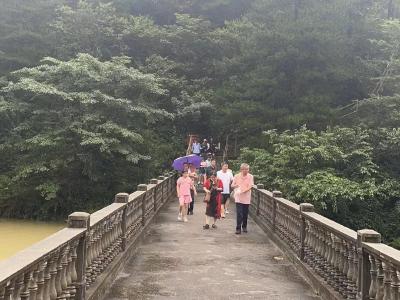 长江云——咸宁通山：突降暴雨，20余名游客被困景区！民警紧急救援 